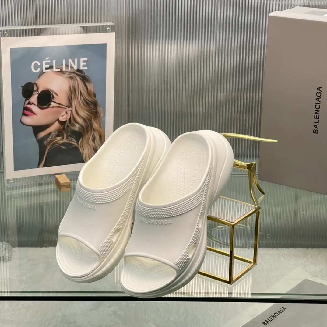 👟👟Ex-factory price 380👟👟 35-41 ‍🔥 ‍🔥 ‍🔥Balenciaga’s latest hole-in-the-wall slippers are now available! 🎉🎉🎉A sandal that is popular on Instagram, 🎊🎊🎊 and all major platforms of Xiaohongshu! Made of high-tech materials and molded in one piece, it is lightweight, wear-resistant, and waterproof! ✨✨✨ The heel height is 6CM. The colors are being added one after another to meet your various color combinations and different needs. A very cost-effective product!